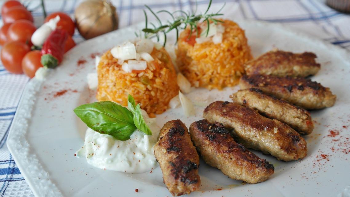 Der Balkangrill in der Brückenmühle mit Speisen wie: Cevapcici, Pljeskavica, Grillteller, Salate, diverse Schnitzel, Fisch und Steak. Alles auch zum Mitnehmen!