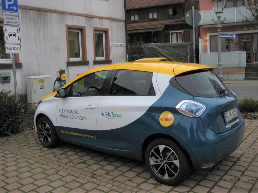 In Reichelsheim in der Schulstraße steht an der Ladestation am Rathaus ein von der ENTEGA bereitgestelltes Elektrofahrzeug zur Verfügung.