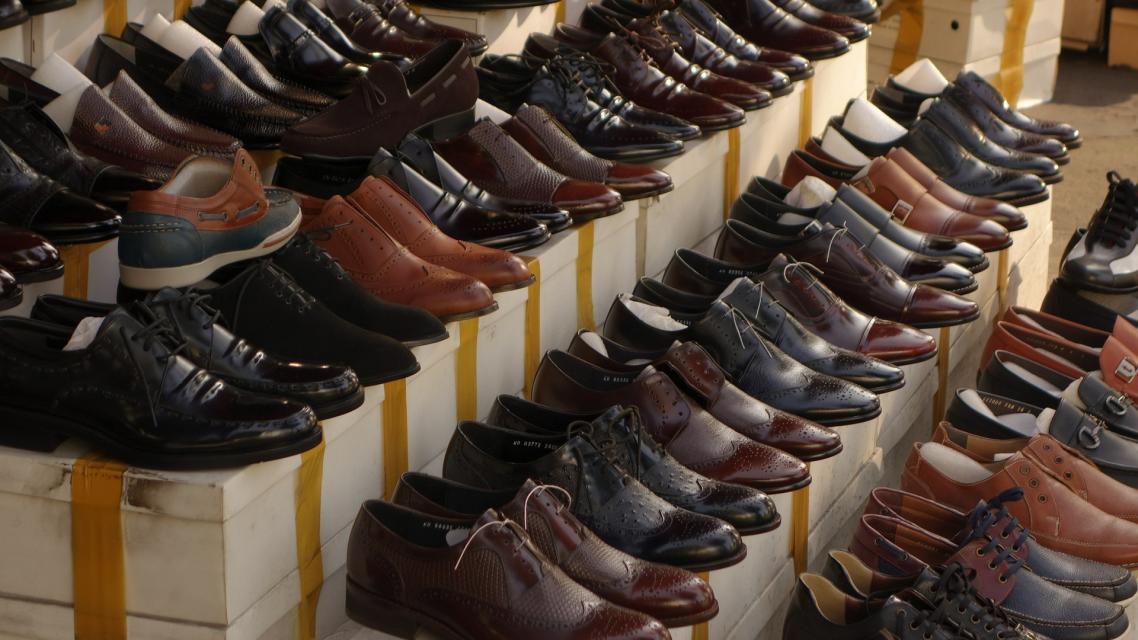 Das Schuhhaus ist schon seit 1951 Mitglied des führenden Schuh-Einkaufsverbands der Ariston-Nord-West-Ring-Best Partner-Günstige Preise durch Großeinkauf über die Einkaufsverbände kommen dem Kunden zugute. 