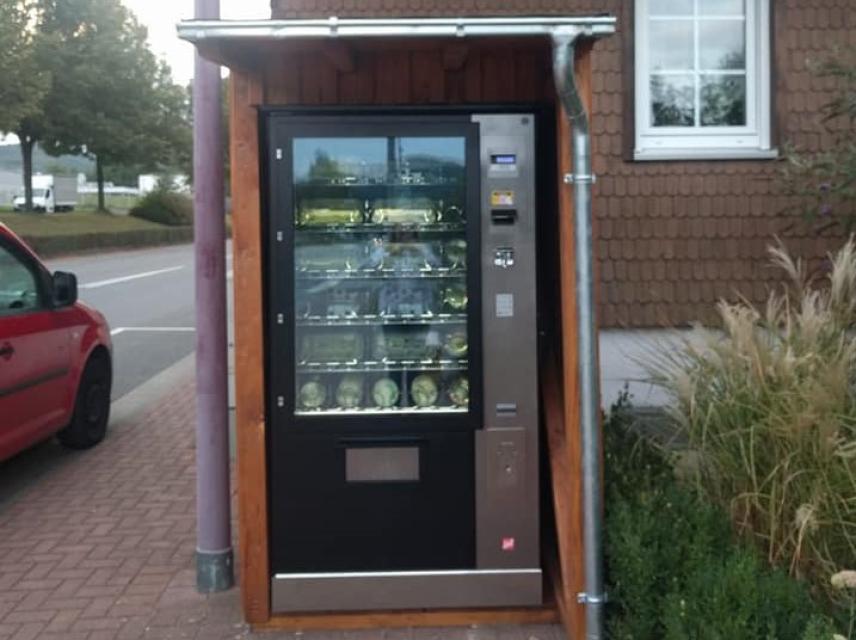Der Eierautomat des Landwirtschaftsbetrieb Familie Reimund bietet rund um die Uhr Freilandeier, sowie Dosenwurst an.