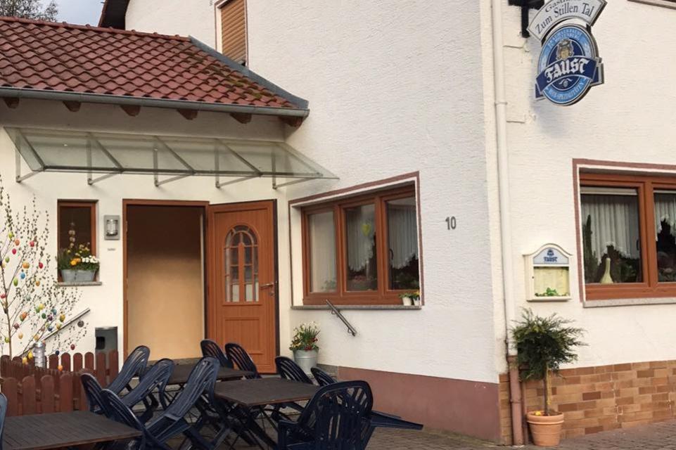Das Gasthaus „Zum stillen Tal“ am Ortsrand von Weilbach ist ein beliebter Treffpunkt bei Wanderern und Radfahrern. Die gut bürgerliche Küche bietet für jedermann das passende Gericht. 