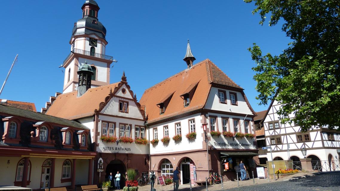 Die Tourismus-Information am Alten Rathaus steht Besuchern für Informationen über Erbach und Umgebung zur Verfügung.