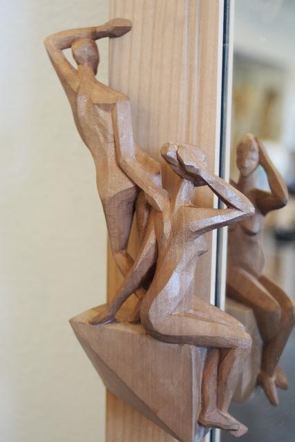 Am Fuße des Watzmann im Berchtesgadener Land erlernte Maria Zalitatsch das traditionsreiche Handwerk der Holzbildhauerei. Mit künstlerischer Präzision und Feingefühl für den Werkstoff Holz bringt sie moderne Elemente in ein Berufsbild, dass sich im Wandel befindet.