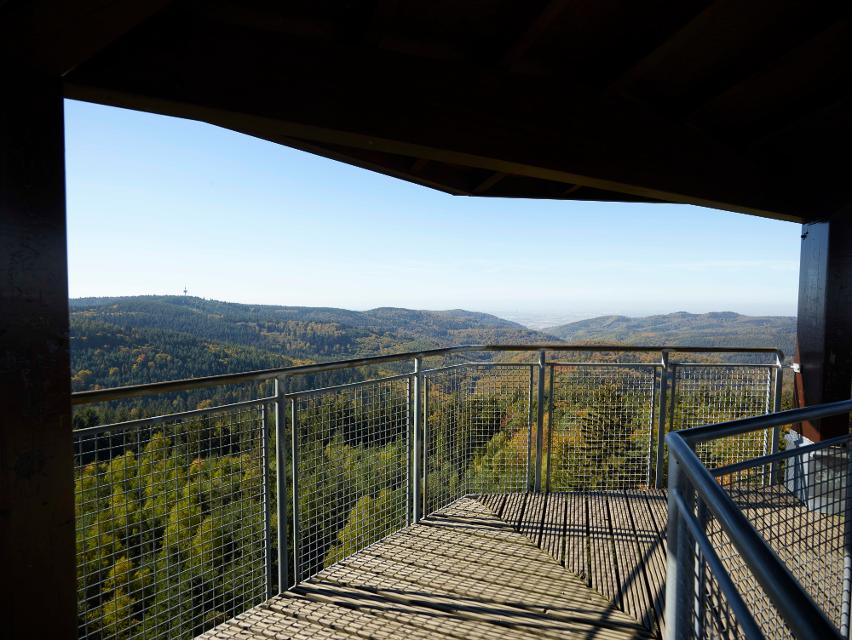 Der Aussichtsturm liegt auf dem 529 Meter hohen Schriesheimer Kopf hoch über Wilhelmsfeld. Er bietet von seiner Plattform in 35 Metern Höhe einen beeindruckenden Ausblick über die Landschaft.