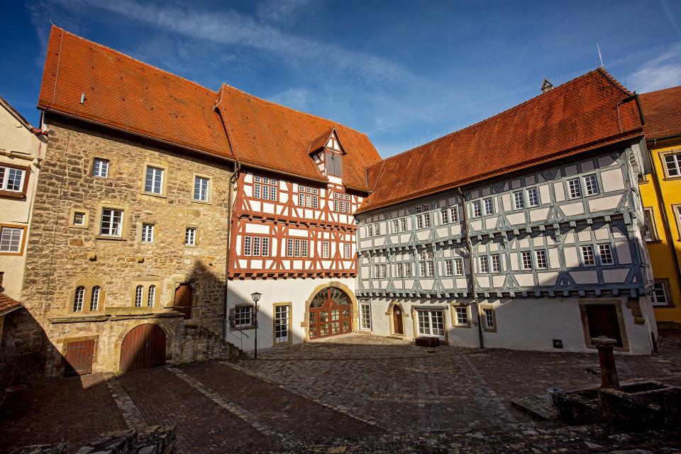 Ehemaliges Heilig-Geist-Spital - spätmittelalterlicher Spitalbau mit Steinbau des 13. Jahrhunderts mit Originalbefunden.