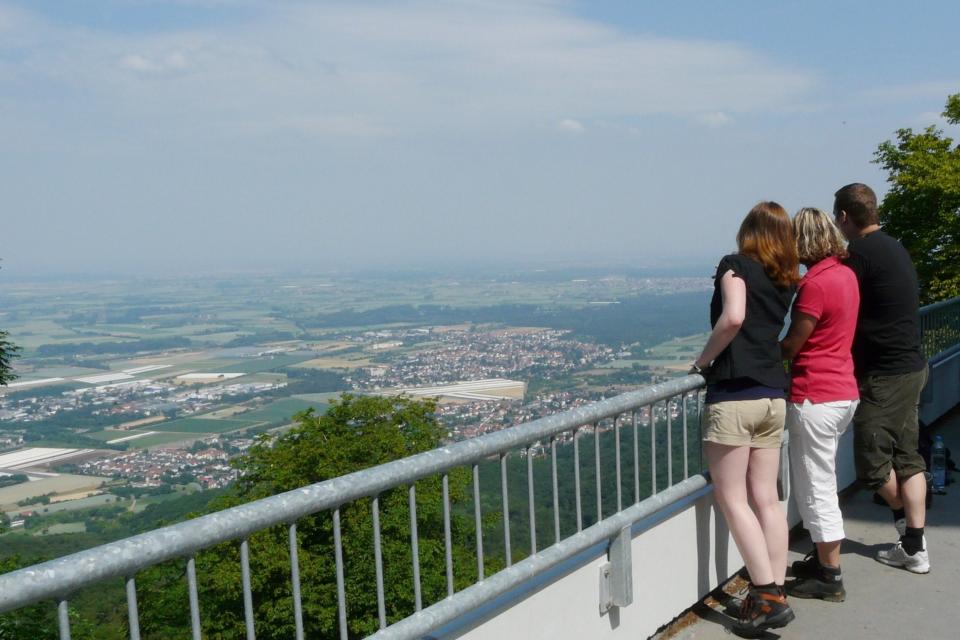 Der 517 m hohe Melibokus nahe Zwingenberg und Bensheim ist der markanteste Berg der hessischen Bergstraße. Auf dem Gipfel des Berges bietet der Aussichtsturm einen einmaligen Blick über das Umland. 