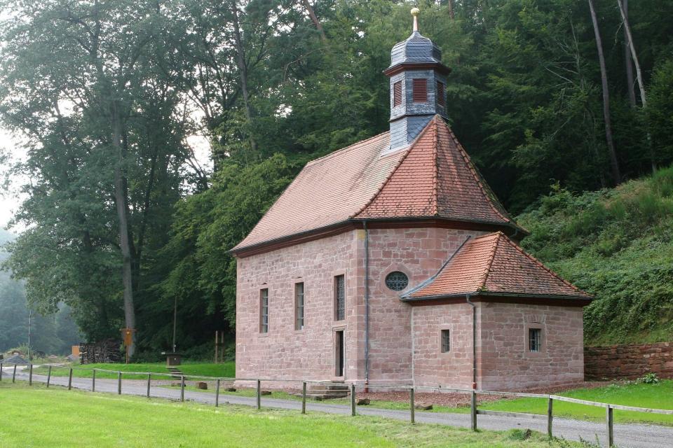 Die Ortschaft Breitenbach ist seit Mitte des 19. Jahrhunderts verlassen, einzig die Kirche blieb erhalten.