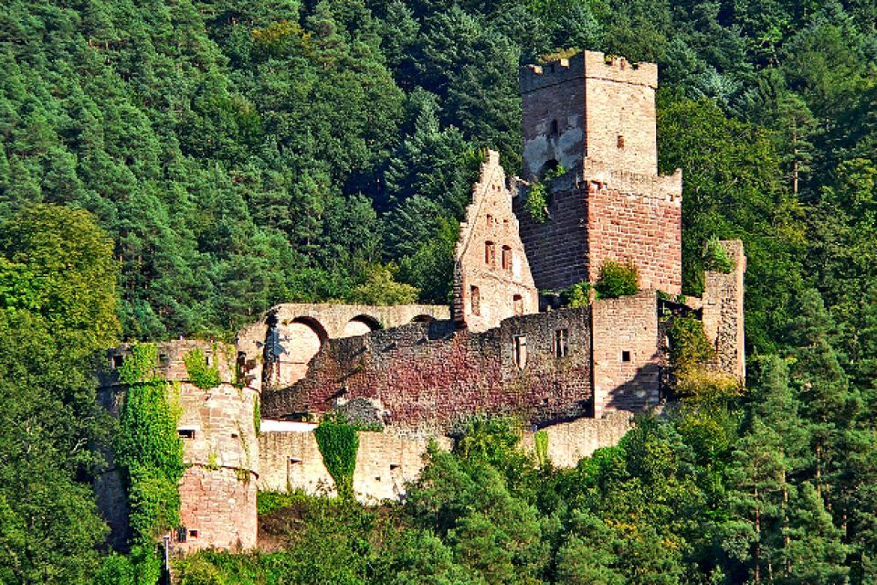 Die Burg Freudenberg, auch Freudenburg, ist die Ruine einer Höhenburg bei Freudenberg am Main.