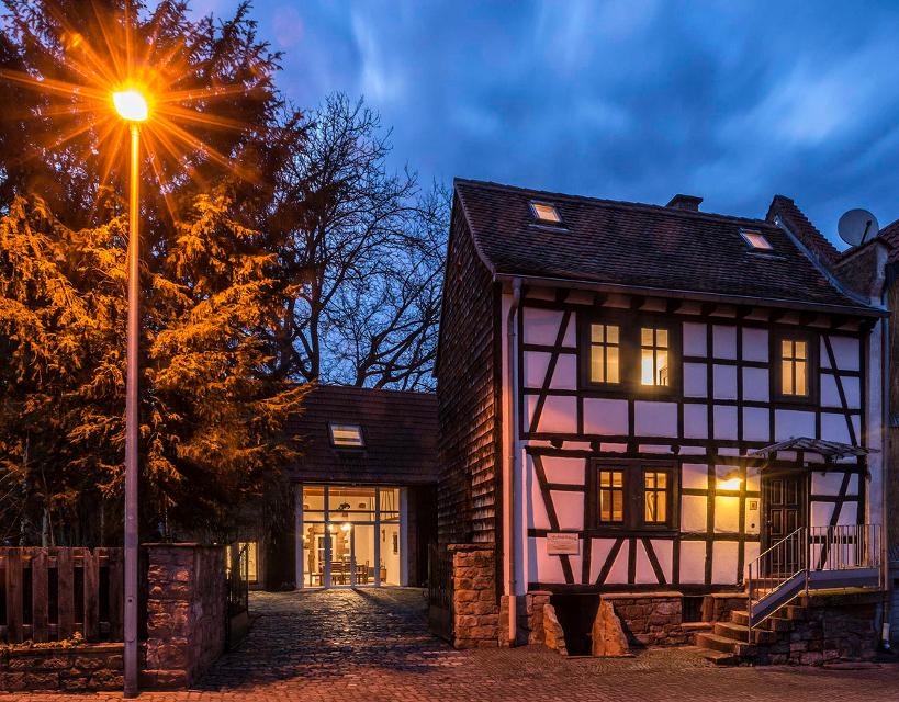 Unsere einzigartige Ferienanlage mit Blick auf die Burg Breuberg (Odenwald) befindet sich in einer ehemaligen Hofreite aus dem Jahr 1801. Sie besteht aus einem traditionell errichteten Fachwerkhaus und einer Sandsteinscheune.