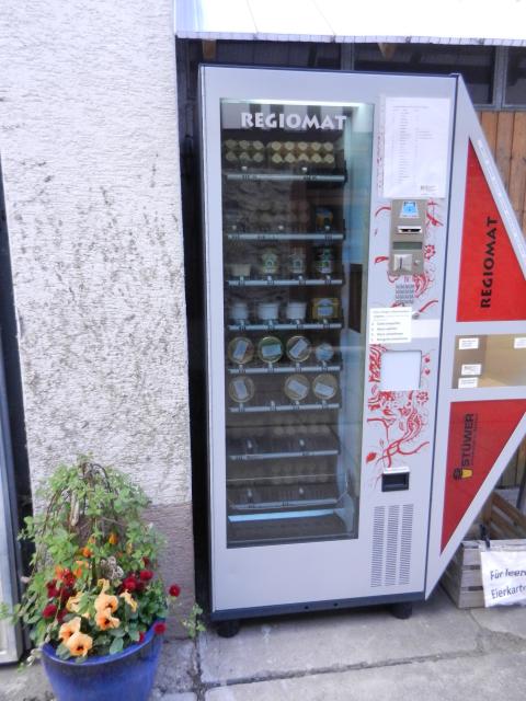 Der Lebensmittelautomat der Familie Rechel ist ein Glück für alle, die außerhalb jeglicher Öffnungszeiten einkaufen möchten.