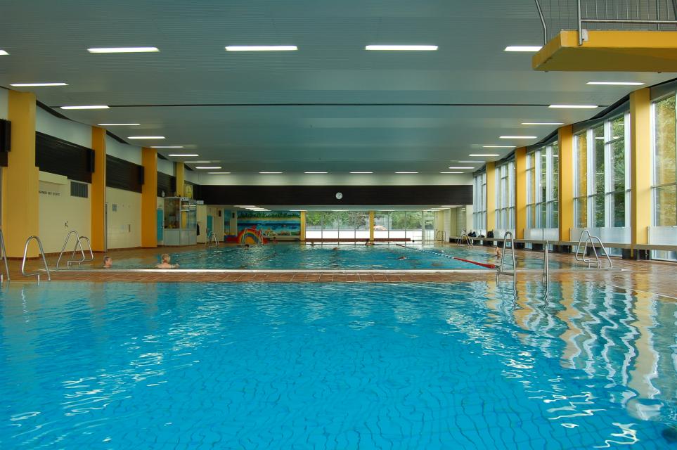 Das Bad ist ganzjährig geöffnet und bietet Schwimmvergnügen gleichermaßen für den sportlich ambitionierten Gast, wie auch für die Familie als ausgleichende Freizeitbeschäftigung. 