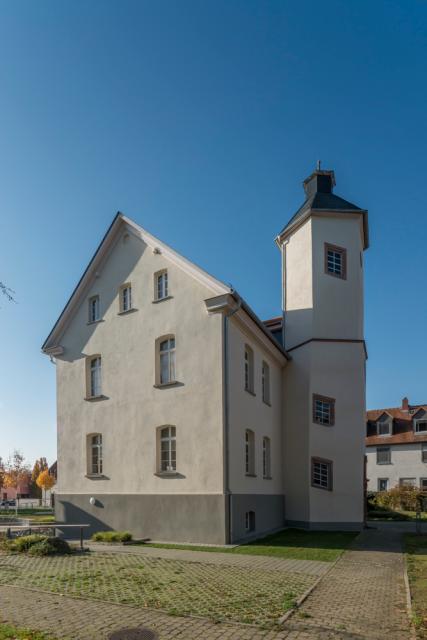 Der Erbmarschall des Erzstifts Mainz Hans Henrich von Heusenstamm und seine Ehefrau Margareta von Kronberg ließen den Schlossturm im Jahr 1555 errichten. Er ist das älteste weltliche Gebäude Weiterstadts. Zuvor stand auf dem Gelände eine mittelalterliche Wasserburg.