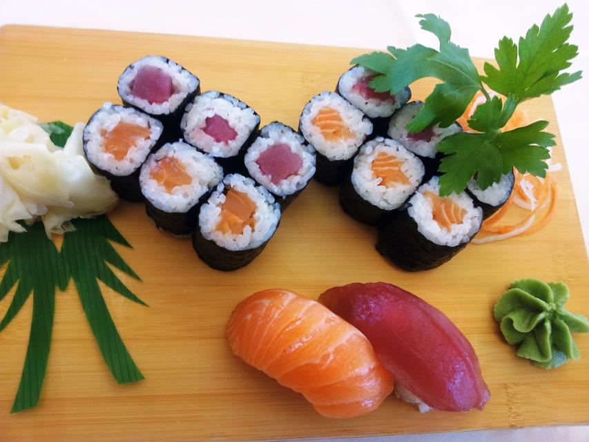 Das Sushi Palace verwandelt Ihr Zuhause in ein Sterne-Restaurant. Die Qualität ist oberste Prämisse. Daher wird das Sushi stets frisch, erst nach Bestelleingang, zubereitet. Sie können es sich nach Hause liefern lassen oder es selbst abholen. Den Status der Bestellung können Sie dabei live von Zuhause verfolgen.