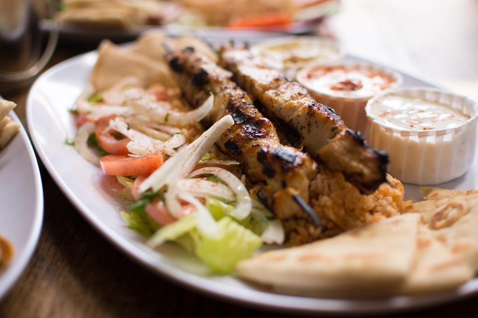 Das Restaurant Rhodos bietet griechische sowie mediterrane Spezialitäten an. Die Gerichte können abgeholt werden oder ab einen Betrag von 20 € kann die Lieferung auch nach Hause erfolgen.