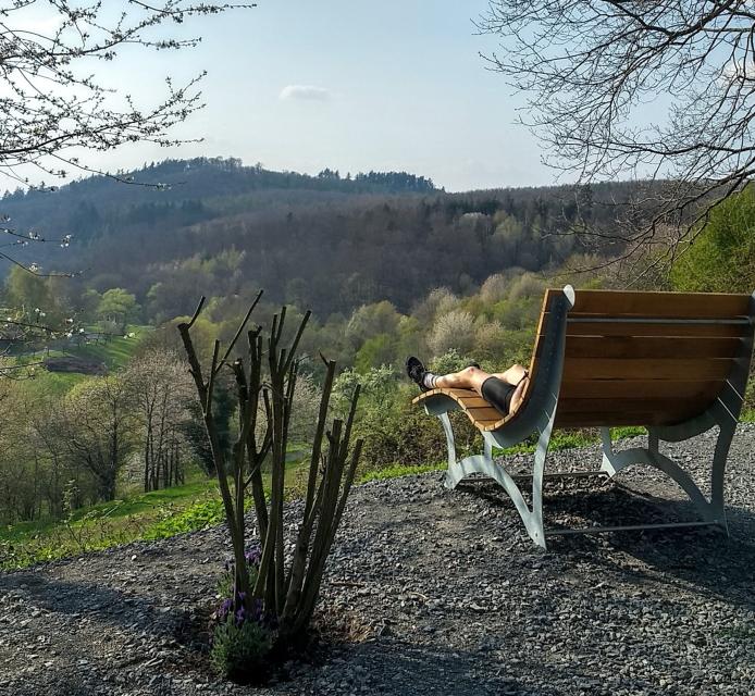 Ein wunderbarer Ausblick bietet sich von der Liegebank aus, die in Stettbach in der Straße Am Berg nahe des Restaurants “Schöne Aussicht” steht.
