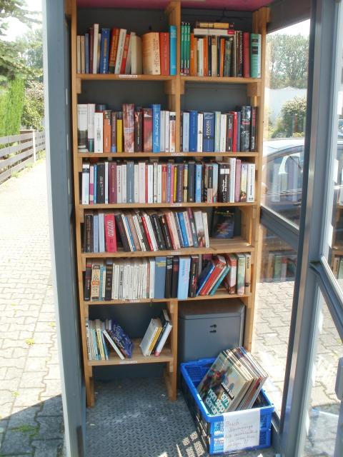 Die Gib- und Nimm-Bücherei in Traisa bietet Lesestoff, den man nach Lust und Laune herausnehmen kann.  Ausgelesene Bücher kann man hineinstellen.