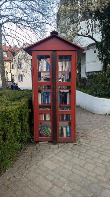 Die offene Bibliothek steht als hübscher roter Bücherschrank in Dieburg vor dem Rathaus und bietet stets wechselnden Lesestoff für Groß und Klein. Wer gute Bücher zuhause aussortiert hat, kann sie hier einstellen und macht damit anderen Leseratten eine Freude.