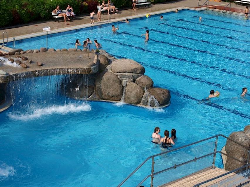 Das Griesheimer Freibad bietet in einer familienfreundlichen Atmosphäre Badevergnügen für Jung und Alt. 2022 öffnet es aufgrund von Baumaßnahmen voraussichtlich Mitte Juni. So lange steht das Hallenbad zur Verfügung.