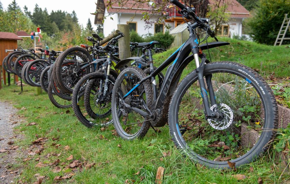 Die bei Wanderern und Radfahrern gleichermaßen beliebte Ausflugsgaststätte Zum Schardhof bietet eine E-Bike-Ladestation an. So kann man gemütlich einkehren und den Akku aufladen.