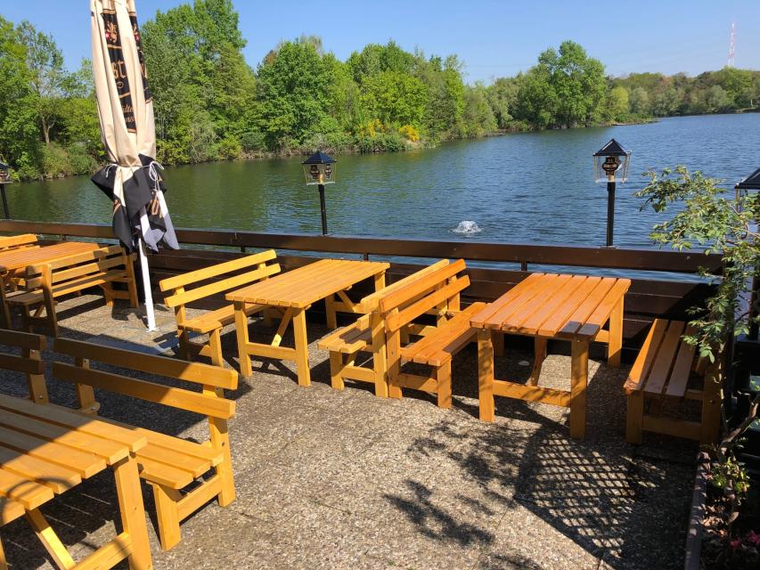 Das Restaurant Fischerhütte am Steinrodsee serviert regionale Küche, Fisch- & Grillgerichte sowie Schnitzel . Derzeit ist der Außenbereich mit Blick auf den See geöffnet.