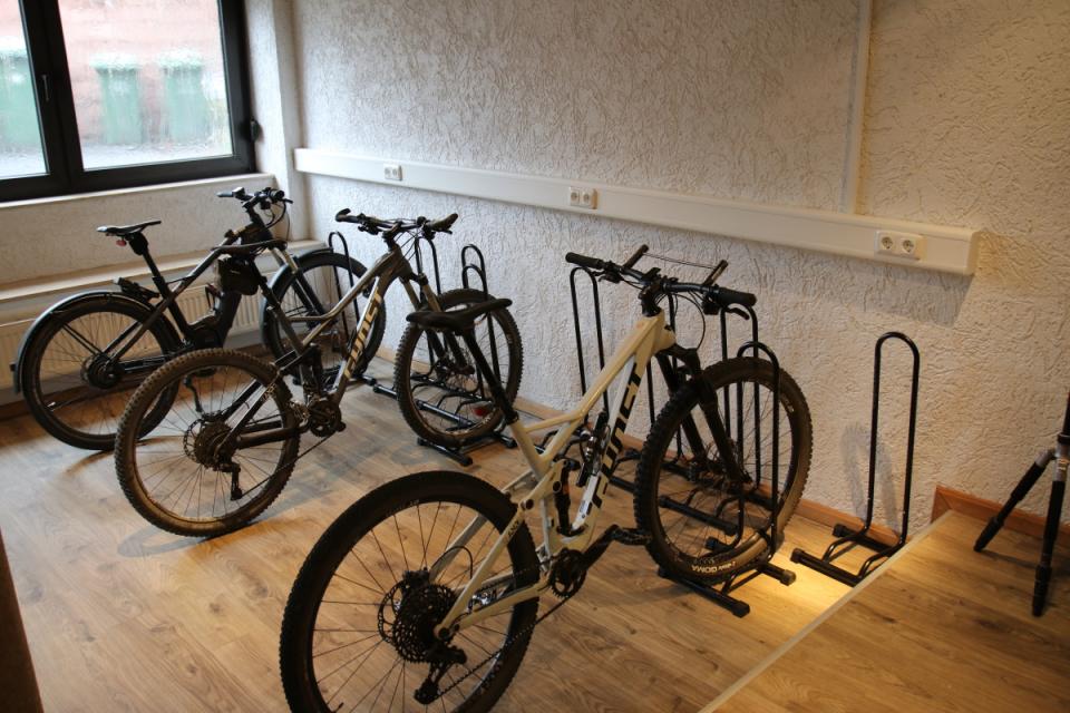 Das Hotel Burg Waldau hat sich mit einem abschließbaren Fahrradraum, Reparatursets für Fahrräder, einem Waschplatz und 4 Ladestationen für E-Bikes im Biergarten ganz auf Mountainbiker und Radfahrer eingestellt. Zum Laden der Akkus sind Bosch und Shimano Ladegeräte vorhanden.