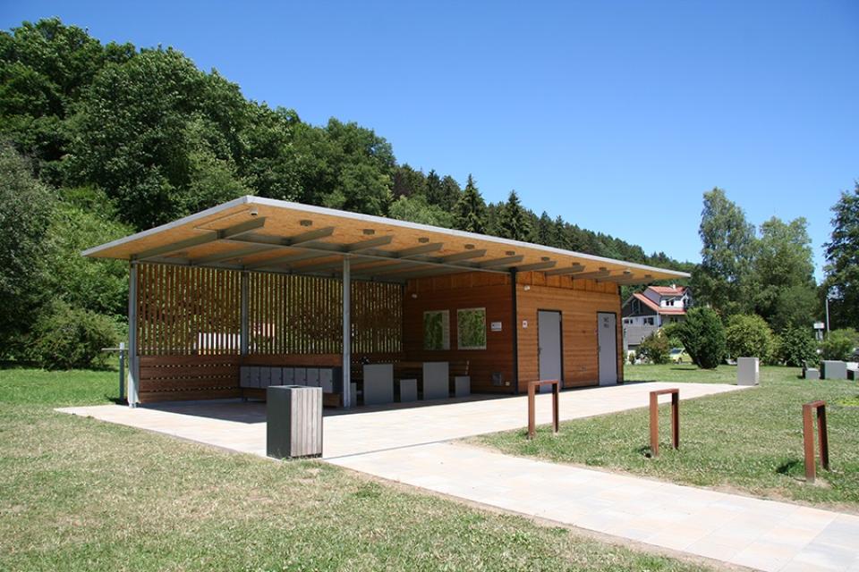 Am Bahnweg, der Grasellenbach-Wahlen mit Wald-Michelbach verbindet, befindet sich die Radler- und Infostation mit 8 Schließfächern zum Laden von Akkus und einer Toilettenanlage. Eine Karte informiert über Rad- und Wanderwege in der unmittelbaren Umgebung.