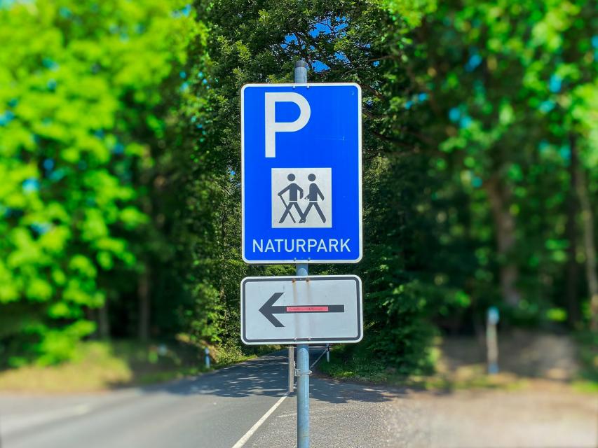 Der Naturpark-Parkplatz Kellergrund in Groß-Umstadt/ Heubach ist  Ausgangspunkt für drei Rundwanderungen. Der Parkplatz bietet 20 Pkw-Stellplätze.
