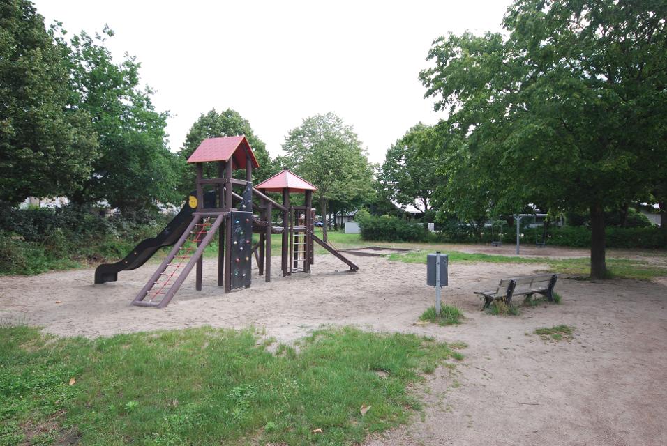 Der Spielplatz im Friedenspark in Pfungstadt ist ein schöner Mittelpunkt für einen entspannten Nachmittag. 