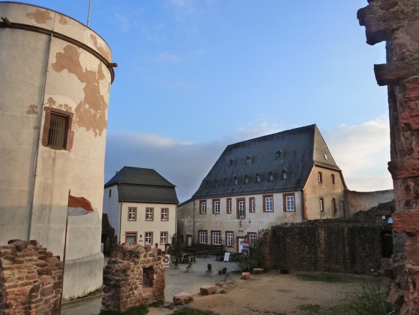 Anspruchsvolle Strecken-Tour über 16 km durch reizvolle Landschaft die zwei imposante Burgen des nördlichen Odenwaldes verbindet: Burg Breuberg und Veste Otzberg.
