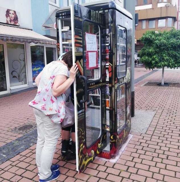 Der öffentliche Bücherschrank in Griesheims Innenstadt steht mitten in der Fußgängerzone der Wilhelm-Leuschner-Straße. Die einstige Telefonzelle wurde von dem Griesheimer Graffiti-Künstler Sander Pieterse kunstvoll gestaltetet. 