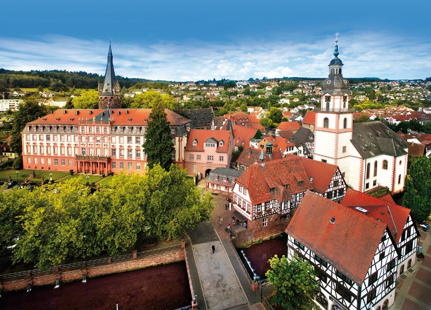 Das Bild der Kreisstadt Erbach wird vor allem durch das Ensemble von gräflichem Schloss, Lustgarten, Orangerie und historischem Rathaus rund um den Marktplatz geprägt. Das historische Städtel und die Einkaufsstraßen laden zum Bummeln und Einkehren ein.