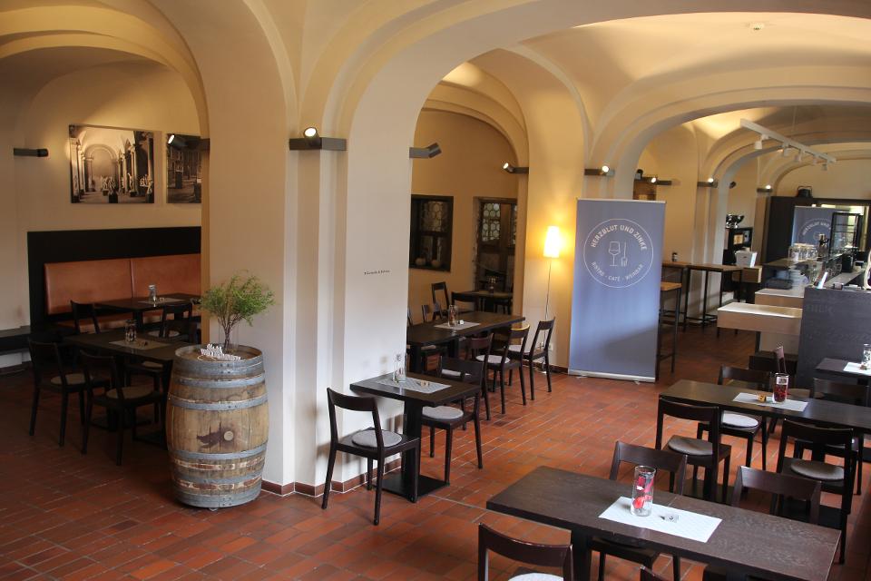 Das im Darmstädter Landesmuseum befindliche Bistro-Café-Weinbar besticht durch seine hervorragende regionale Küche mit fein ausgewählten Spezialitäten und Weinen.