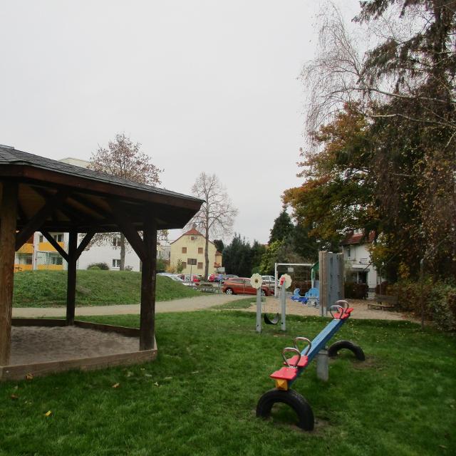 Der Spielplatz „Im Hag“ liegt zentral in einem Wohngebiet und bietet viel Platz für Kinder, die sich gern bewegen und toben. Der Spielplatz ist für Kinder bis 14 Jahre geeignet.