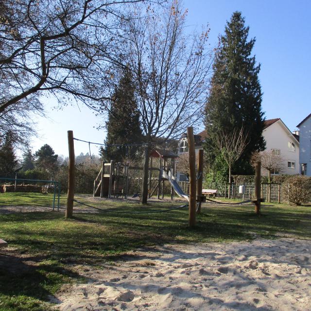 Der Spielplatz „Wagenscheinweg“ liegt ruhig am Ortsrand hinter einem Wohngebiet. Er ist umgeben von Gartengrundstücken. Der Spielplatz ist gut geeignet für Kinder im Alter von 1 – 8 Jahren.
