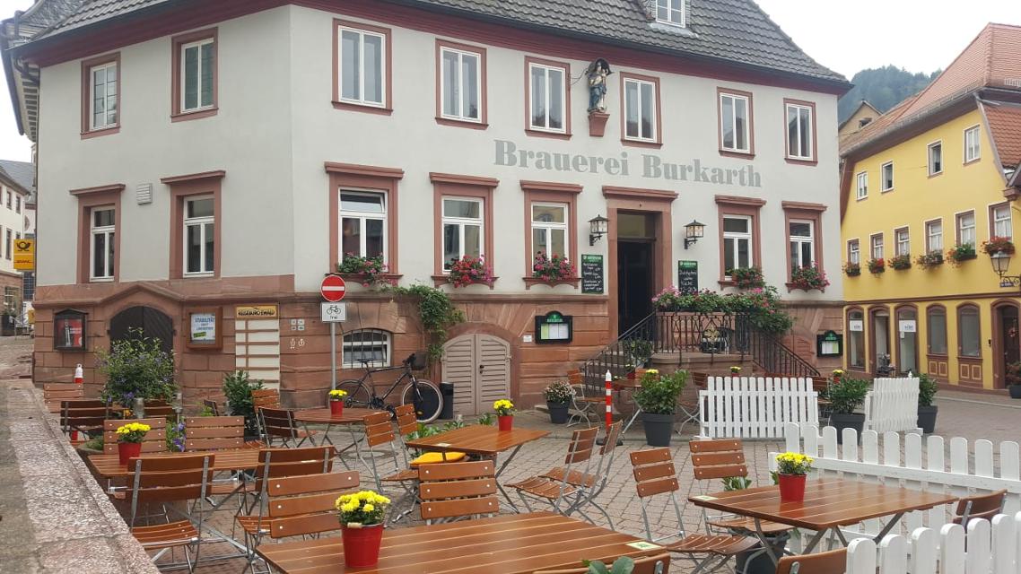 Freuen Sie sich auf hausgemachte Spezialitäten, ein frisch gezapftes Bier und durchgehend warme Küche. Hier im Herzen der Altstadt ist der perfekte Platz für eine kleine Rast zwischen all den Entdeckungen in und um Amorbach. 