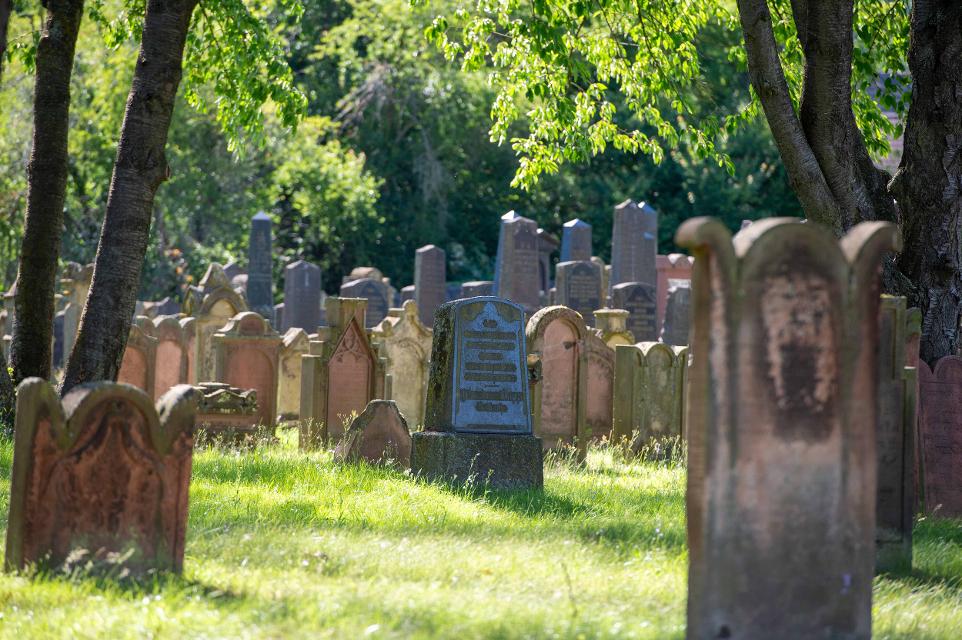 Der jüdische Friedhof in Dieburg ist heute Erinnerungs- und Begegnungsstätte. Auf dem ein Hektar großen Gelände zeugen rund 1000 Grabsteine von dem einst regen jüdischen Gemeindeleben in Dieburg. Er gibt auch Hinweise auf jüdische Familien, die seit dem Mittelalter in Dieburg und in der Umgebung ansässig waren. 