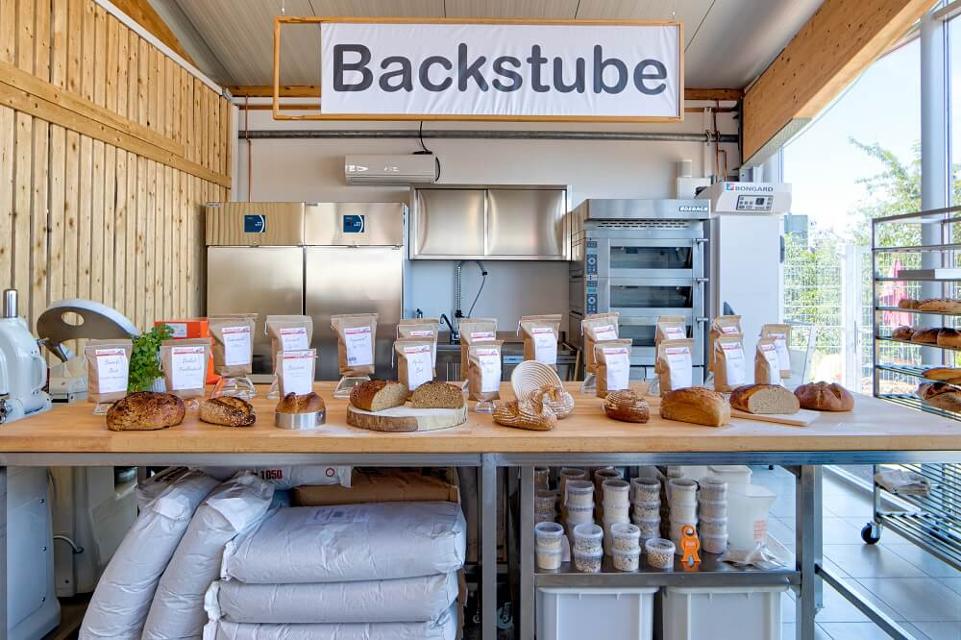 Backen ist Leidenschaft im Milbrandt Outlet Store in Babenhausen. Backmischungen für Kuchen und Brot bekommt man hier ebenso wie jegliches Equipment, das zum Backen gebraucht wird. Auch Backkurse können gebucht werden.