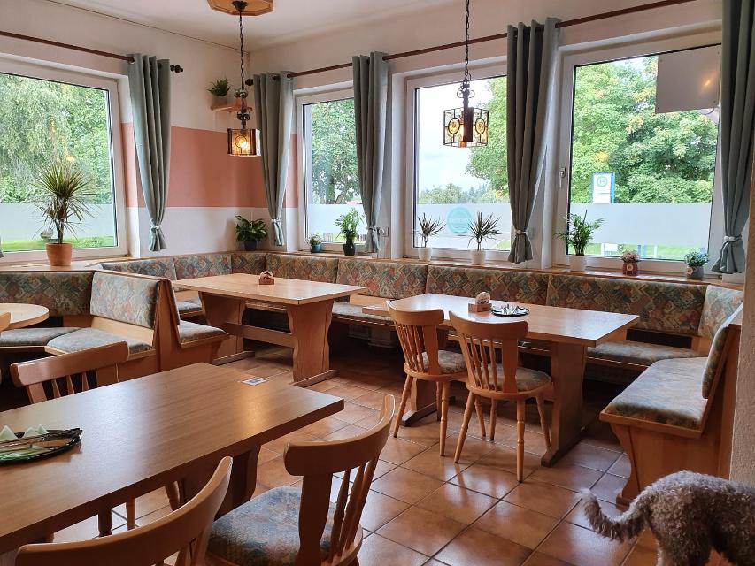 Willkommen in der familiären Gaststätte Zur Römerburg! Gerne laden wir Sie ein in unserer Gaststätte, Terrasse oder Biergarten zu verweilen! Bei uns bekommen Sie deutsche und vegetarische Küche serviert. Wir freuen uns auf ihren Besuch!
