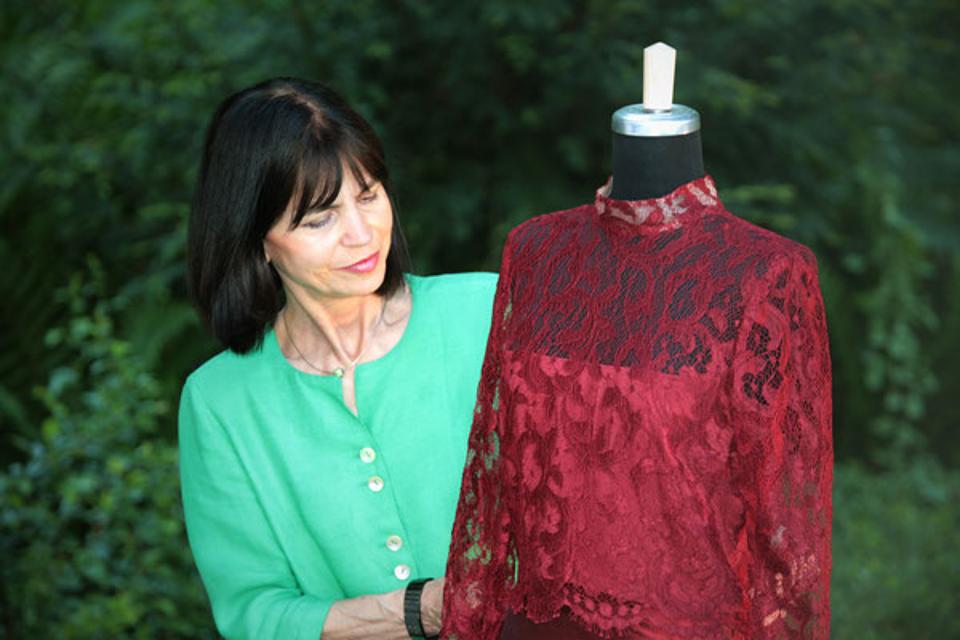 Kundinnen erleben im Modeatelier Maren Daller den Unterschied, den perfekte, kreative Handwerksarbeit ausmacht. Sie erfahren, dass ein schönes Kleidungsstück  zur Vollkommenheit gedeihen kann, wenn Kundin, Designerin und Meisterin auf einer Wellenlänge sind.