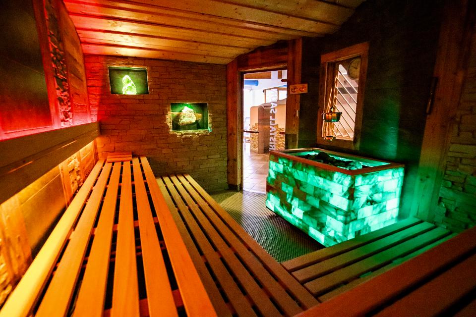 Die Sauna in Erzhausen zählt zu den 4 besten Saunas in Hessen und zu den 100 besten Deutschlands. Mit insgesamt 5 Saunen, 3 Schwimmbädern, Infrarotkabinen, Dampfbad und Erlebnisduschen bietet die Wellness-Anlage ähnlich einer Therme die perfekten Voraussetzungen, um Ihrer Gesundheit das zu geben, was sie braucht. Das Wellness Restaurant steht für gepflegte Gastronomie in angenehmer Atmosphäre.
                 title=