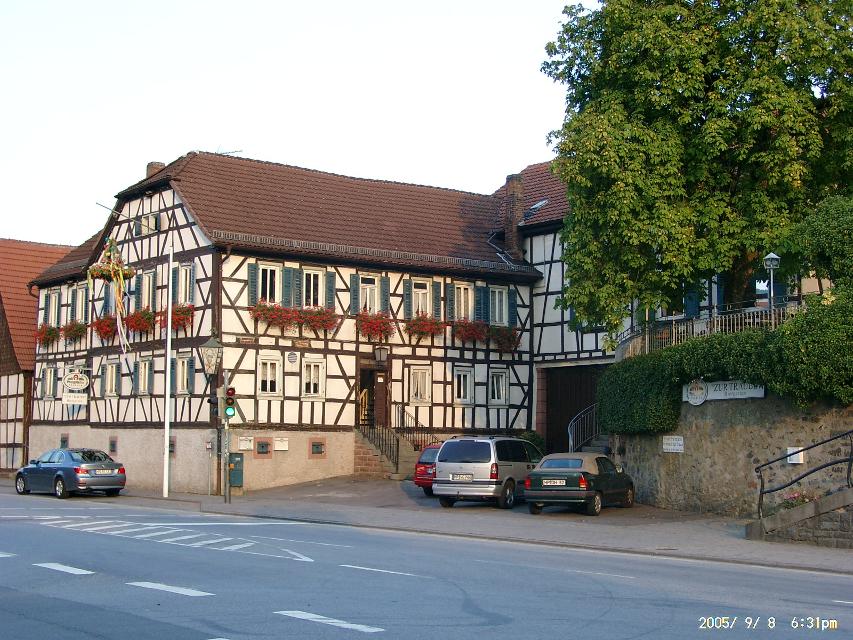 Die  „Traube“ bietet gutbürgerliche Küche und Odenwälder Spezialitäten in rustikaler Atmosphäre im Ortsmittelpunkt von Reichenbach im Odenwald.