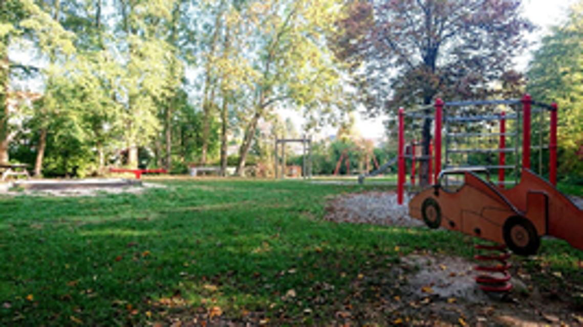 Das Freizeitzentrum in Reinheim/Georgenhausen ist eine großflächiger Erholungsort für Groß und Klein. Ein Teich, viel Grün und Bänke sorgen für Entspannung. Ein Spielplatz für Kinder von 1 bis 12 macht dem Nachwuchs Spaß. 