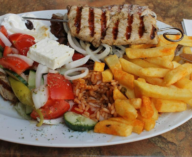 Das Restaurant Afrodite serviert griechische Küche und ist mit dem Hotel Sunnibel Inn verbunden.