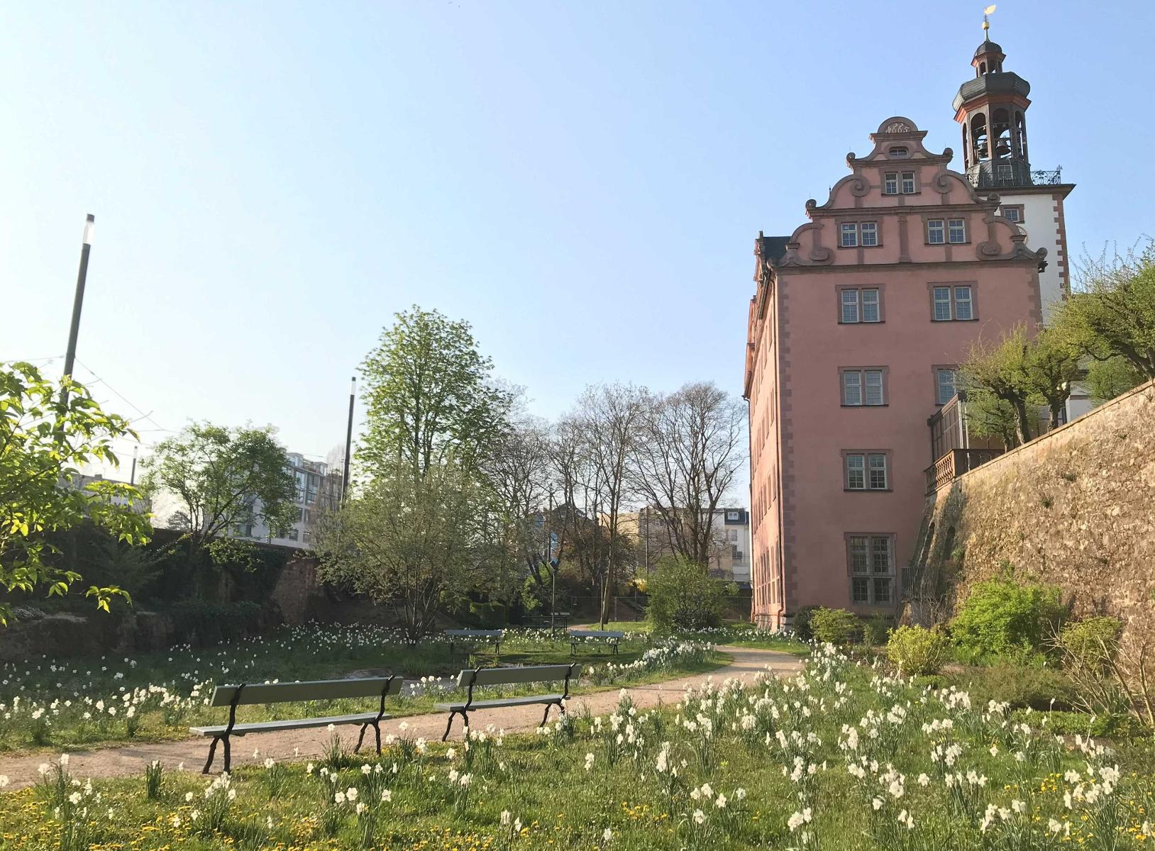 Das Schloss der Landgrafen von Hessen-Darmstadt und der Großherzöge von Hessen und bei Rhein entstand aus einer Wasserburg. Es besteht aus Flügeln im Renaissancestil und dem barocken Neuschloss, entworfen von Louis Remy de la Fosse. Im Glockenbau befindet sich das Schlossmuseum und auch das Deuts...