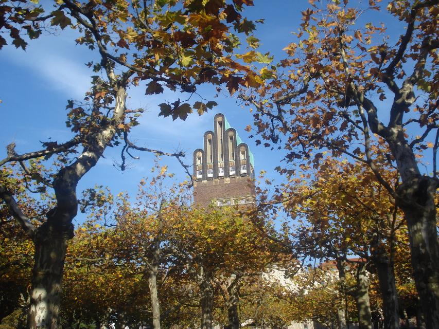 Der 35 Meter hohe Turm mit seiner aparten Turmhaube, die wie die fünf Finger einer Hand aussieht, war 1905 das Geschenk der Stadt Darmstadt zur Hochzeit von Großherzog Ernst Ludwig mit Prinzessin Eleonore.