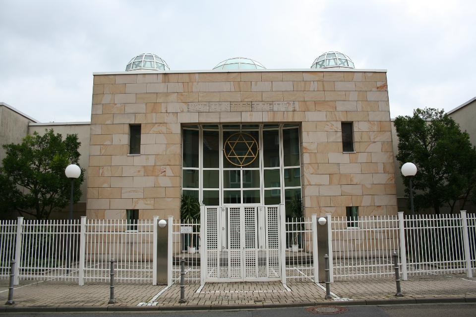 Zum fünfzigsten Jahrestag der Reichspogromnacht wurde 1988 die Neue Synagoge der jüdischen Gemeinde eingeweiht. Die Stadt Darmstadt stiftete die farbigen Glasfenster. Bis 1938 hatte es in Darmstadt eine orthodoxe und eine liberale Synagoge gegeben. An die liberale Synagoge erinnert eine Gedenkstä...
