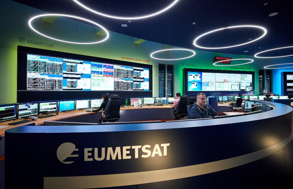 Die „Europäische Organisation für die Nutzung meteorologischer Satelliten“ (EUMETSAT) hat seit 1986 ihren Sitz in Darmstadt. Von hier aus werden die Meteosat- und MetOp-Wettersatelliten betrieben. Sie geben nicht nur Informationen für die tägliche Wettervorhersage, ihre Beobachtung liefert auc...