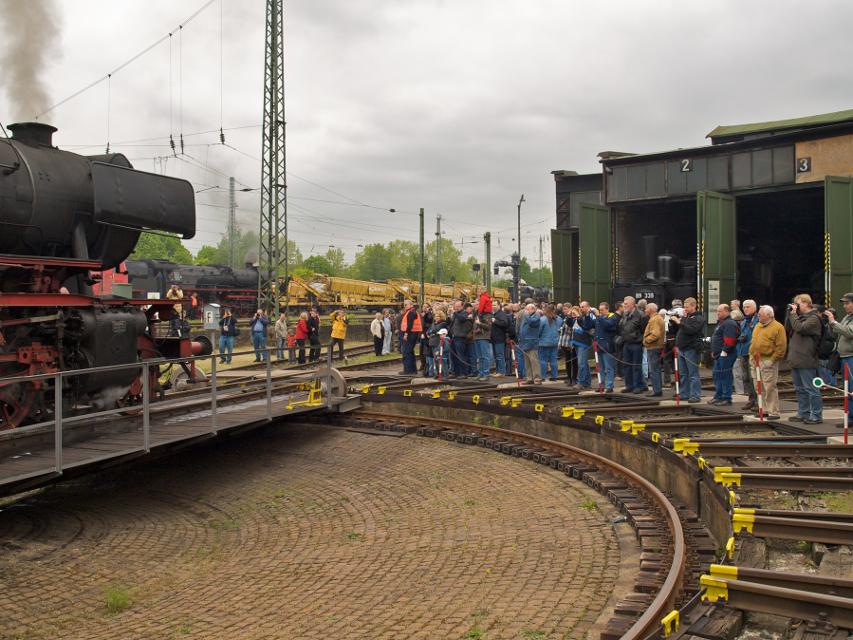 In dem ehemaligen Bahnbetriebswerk präsentiert der Verein Museumsbahn e.V. über 200 Eisenbahnfahrzeuge aus allen Epochen der Eisenbahngeschichte. Zum Programm der Führungen gehört der Wagenpark, eine Sammlung von historischen Signalen und Stell...