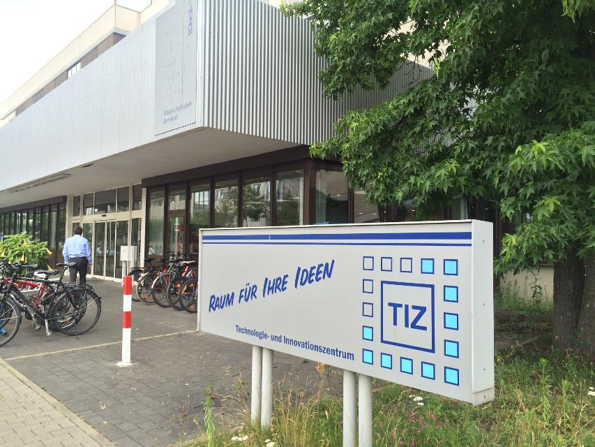 Das Technologie- und Innovationszentrum (TIZ) ist das Gründerzentrum der TU Darmstadt und bietet Startups und Unternehmen im Gründerstadium ideale Bedingungen für den geschäftlichen Erfolg. Neben Büroflächen auf 18.000 qm bietet das Zentrum über 80 Unternehmen auch Konferenzräume, Co-Working-Spac...