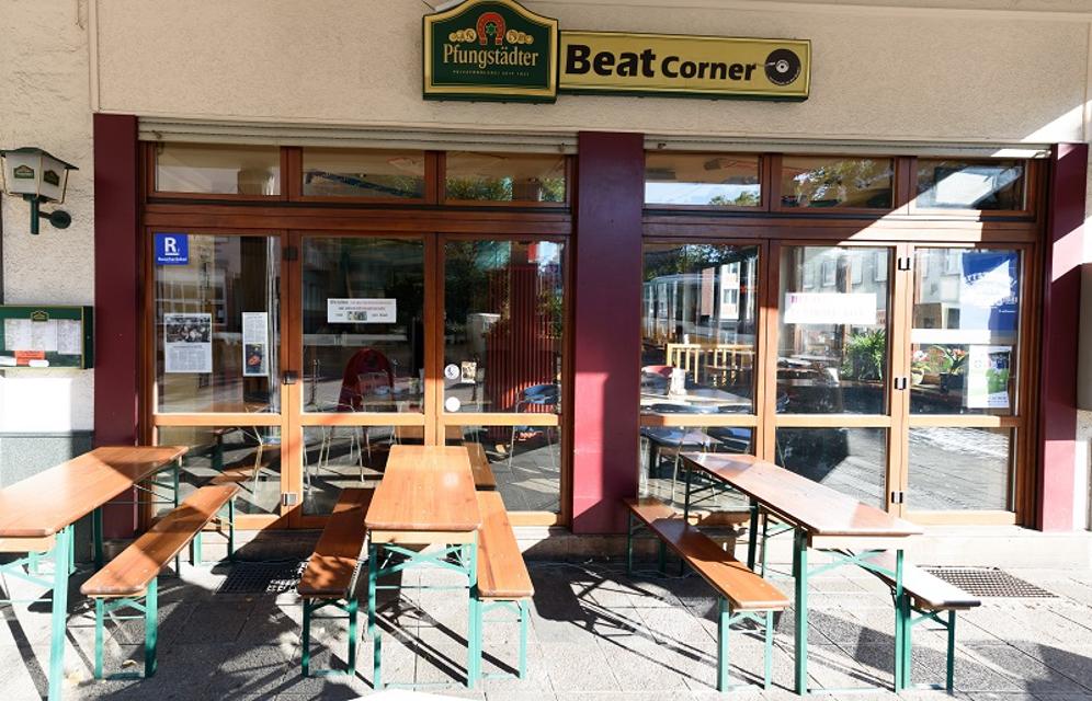 Beatcorner is a comfortable music bar in the Schulstraße. In addition to rock from the 60s, 70s and 80s, the sports bar also broadcasts various sporting events, with extended opening hours for such special occasions.